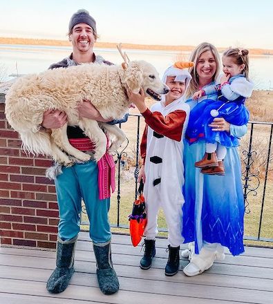 Family and Dog Halloween Costumes Elsa and Frozen
