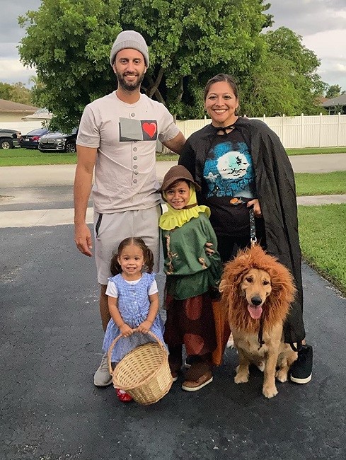 Family and Dog Costumes Wizard of Oz