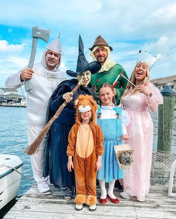 Family of 6 Halloween Costumes Wizard of Oz