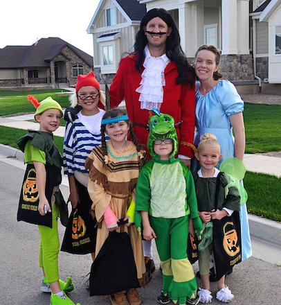 Family of 6 Halloween Costumes Peter Pan