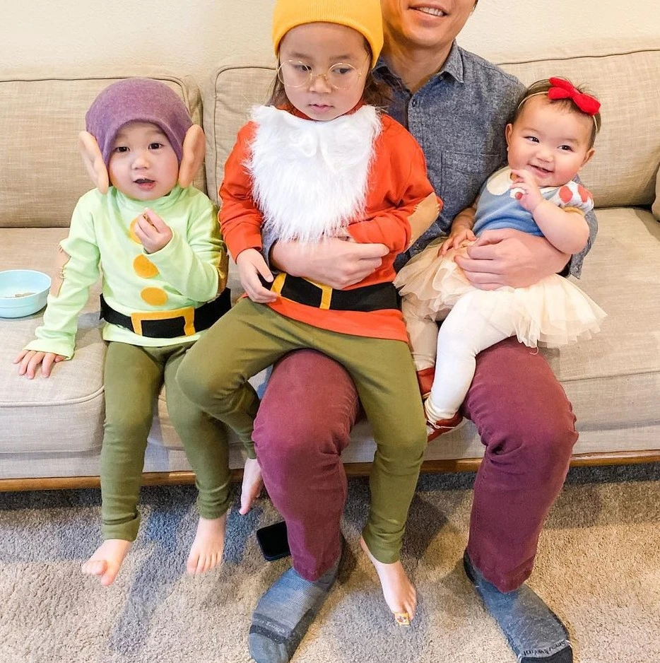 3 sibling Halloween costumes Snow White and the Seven Dwarves